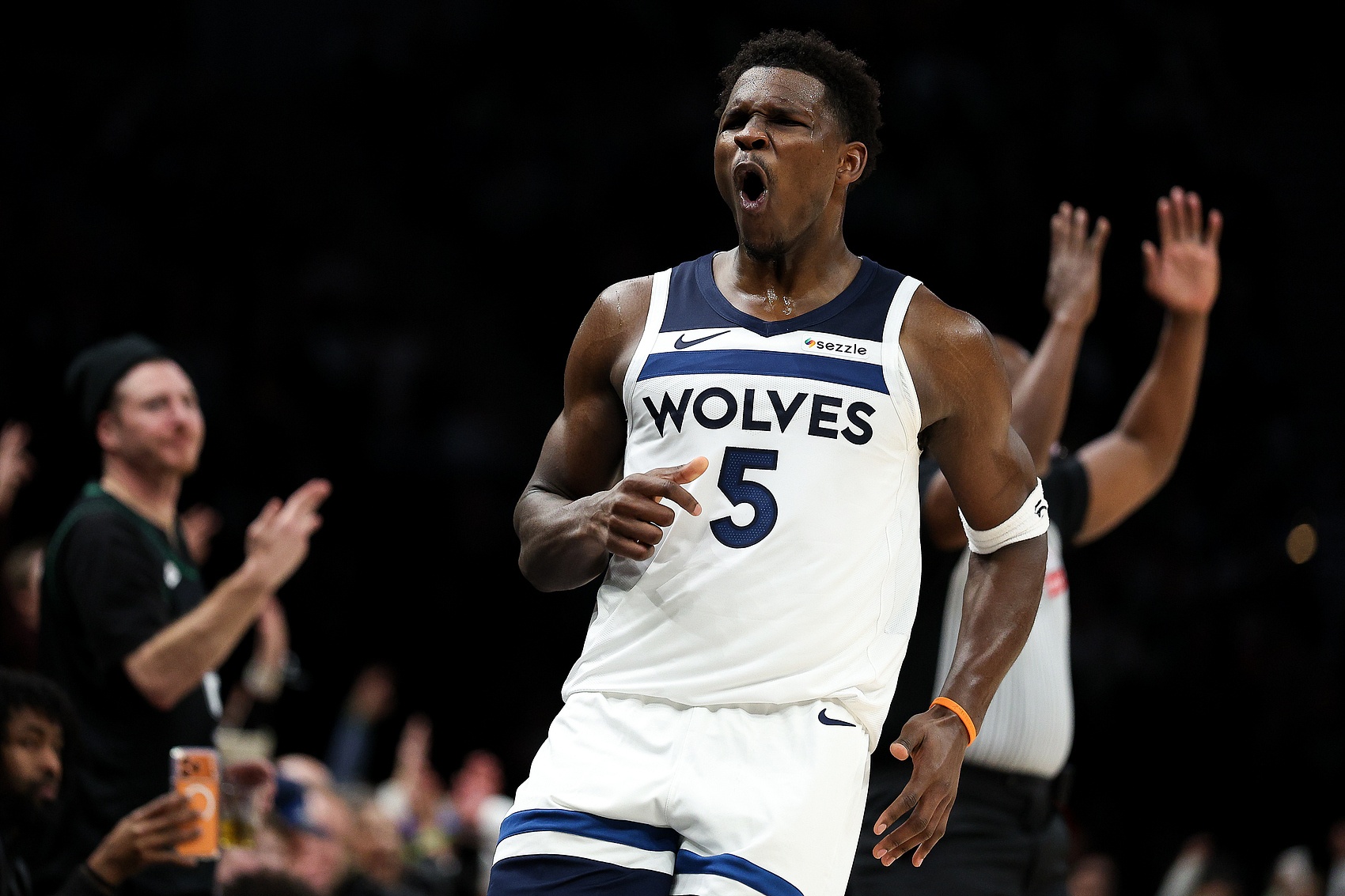 在线直播-年度关键先生锁定？爱德华兹本赛季关键时刻投篮41中29